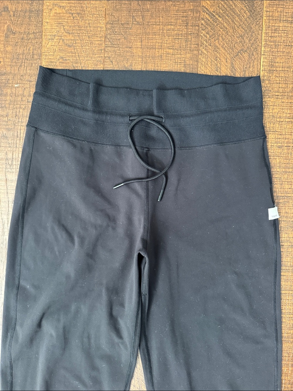 Vuori Women’s Daily Jogger in Black - Picture 4 of 8